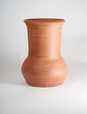 Seramik ürün, kendi ellerinizle, Potter tekerleğinde yapılmış, beyaz arka planda izole edilmiş, killi.