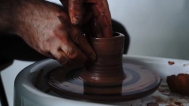 Aracın bulanık hareketi, büyük bir şehirde gece yol kenarı. Şehirde gece hayatı.