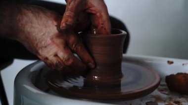 Aracın bulanık hareketi, büyük bir şehirde gece yol kenarı. Şehirde gece hayatı.