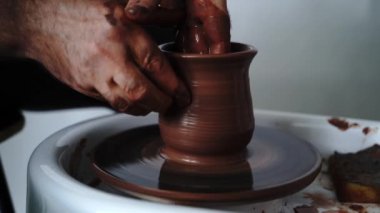 Aracın bulanık hareketi, büyük bir şehirde gece yol kenarı. Şehirde gece hayatı.