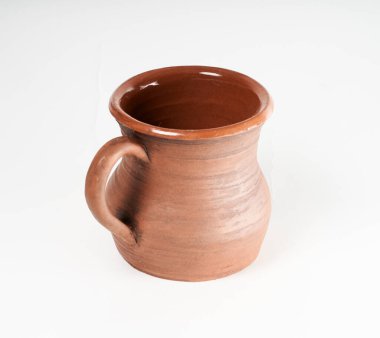 Çömlekçilik, kendi ellerinle seramik ürün, Potter tekerleğinde yapılmış, beyaz bir arka planda izole edilmiş, kilden..