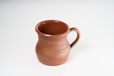 Çömlekçilik, kendi ellerinle seramik ürün, Potter tekerleğinde yapılmış, beyaz bir arka planda izole edilmiş, kilden..