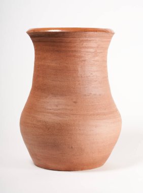 Çömlekçilik, kendi ellerinle seramik ürün, Potter tekerleğinde yapılmış, beyaz bir arka planda izole edilmiş, kilden..