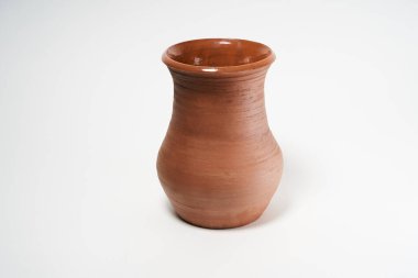 Çömlekçilik, kendi ellerinle seramik ürün, Potter tekerleğinde yapılmış, beyaz bir arka planda izole edilmiş, kilden..