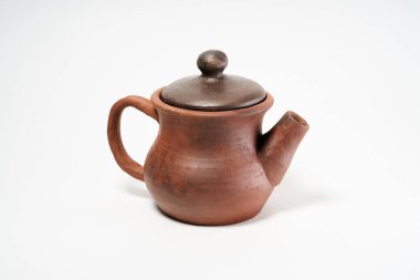 Çömlekçilik, kendi ellerinle seramik ürün, Potter tekerleğinde yapılmış, beyaz bir arka planda izole edilmiş, kilden..