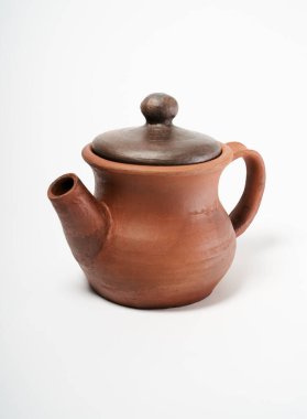 Çömlekçilik, kendi ellerinle seramik ürün, Potter tekerleğinde yapılmış, beyaz bir arka planda izole edilmiş, kilden..