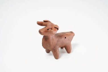 Çömlekçilik, kendi ellerinle seramik ürün, Potter tekerleğinde yapılmış, beyaz bir arka planda izole edilmiş, kilden..