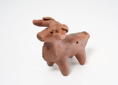 Çömlekçilik, kendi ellerinle seramik ürün, Potter tekerleğinde yapılmış, beyaz bir arka planda izole edilmiş, kilden..