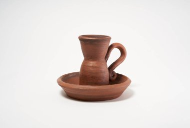 Çömlekçilik, kendi ellerinle seramik ürün, Potter tekerleğinde yapılmış, beyaz bir arka planda izole edilmiş, kilden..