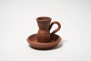 Çömlekçilik, kendi ellerinle seramik ürün, Potter tekerleğinde yapılmış, beyaz bir arka planda izole edilmiş, kilden..