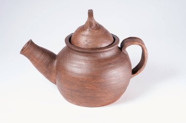 Çömlekçilik, kendi ellerinle seramik ürün, Potter tekerleğinde yapılmış, beyaz bir arka planda izole edilmiş, kilden..