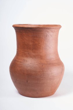 Çömlekçilik, kendi ellerinle seramik ürün, Potter tekerleğinde yapılmış, beyaz bir arka planda izole edilmiş, kilden..