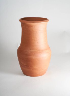 Çömlekçilik, kendi ellerinle seramik ürün, Potter tekerleğinde yapılmış, beyaz bir arka planda izole edilmiş, kilden..