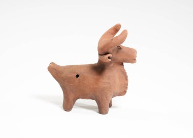 Çömlekçilik, kendi ellerinle seramik ürün, Potter tekerleğinde yapılmış, beyaz bir arka planda izole edilmiş, kilden..