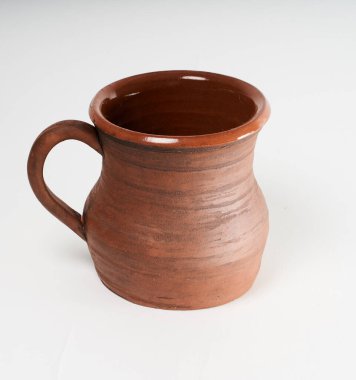 Çömlekçilik, kendi ellerinle seramik ürün, Potter tekerleğinde yapılmış, beyaz bir arka planda izole edilmiş, kilden..