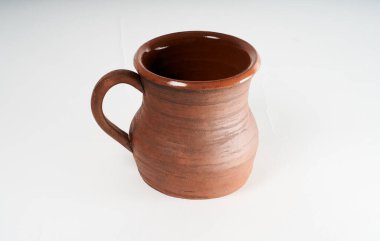 Çömlekçilik, kendi ellerinle seramik ürün, Potter tekerleğinde yapılmış, beyaz bir arka planda izole edilmiş, kilden..