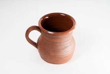 Çömlekçilik, kendi ellerinle seramik ürün, Potter tekerleğinde yapılmış, beyaz bir arka planda izole edilmiş, kilden..