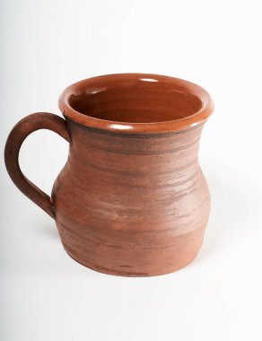 Çömlekçilik, kendi ellerinle seramik ürün, Potter tekerleğinde yapılmış, beyaz bir arka planda izole edilmiş, kilden..