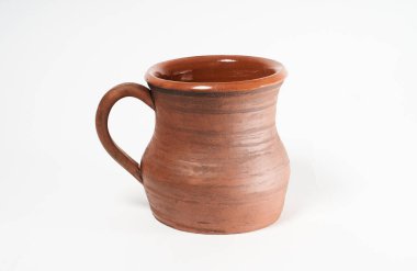 Çömlekçilik, kendi ellerinle seramik ürün, Potter tekerleğinde yapılmış, beyaz bir arka planda izole edilmiş, kilden..