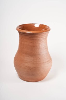 Çömlekçilik, kendi ellerinle seramik ürün, Potter tekerleğinde yapılmış, beyaz bir arka planda izole edilmiş, kilden..