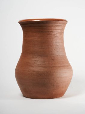 Çömlekçilik, kendi ellerinle seramik ürün, Potter tekerleğinde yapılmış, beyaz bir arka planda izole edilmiş, kilden..