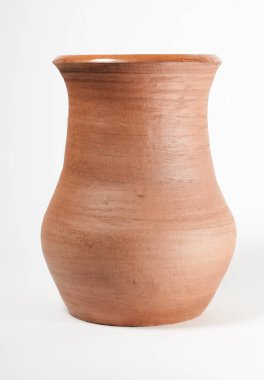 Çömlekçilik, kendi ellerinle seramik ürün, Potter tekerleğinde yapılmış, beyaz bir arka planda izole edilmiş, kilden..