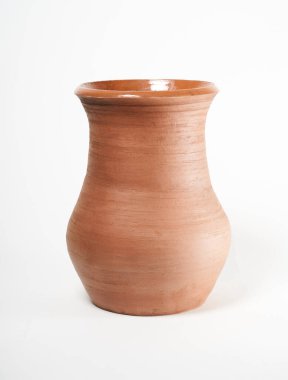 Çömlekçilik, kendi ellerinle seramik ürün, Potter tekerleğinde yapılmış, beyaz bir arka planda izole edilmiş, kilden..