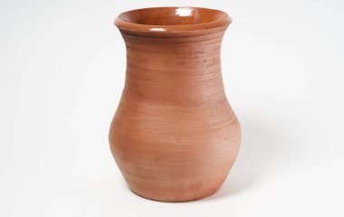 Çömlekçilik, kendi ellerinle seramik ürün, Potter tekerleğinde yapılmış, beyaz bir arka planda izole edilmiş, kilden..