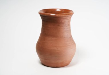 Çömlekçilik, kendi ellerinle seramik ürün, Potter tekerleğinde yapılmış, beyaz bir arka planda izole edilmiş, kilden..