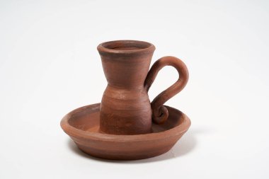 Çömlekçilik, kendi ellerinle seramik ürün, Potter tekerleğinde yapılmış, beyaz bir arka planda izole edilmiş, kilden..