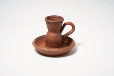 Çömlekçilik, kendi ellerinle seramik ürün, Potter tekerleğinde yapılmış, beyaz bir arka planda izole edilmiş, kilden..