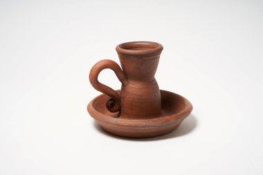 Çömlekçilik, kendi ellerinle seramik ürün, Potter tekerleğinde yapılmış, beyaz bir arka planda izole edilmiş, kilden..