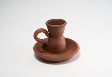 Çömlekçilik, kendi ellerinle seramik ürün, Potter tekerleğinde yapılmış, beyaz bir arka planda izole edilmiş, kilden..