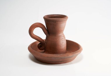 Çömlekçilik, kendi ellerinle seramik ürün, Potter tekerleğinde yapılmış, beyaz bir arka planda izole edilmiş, kilden..