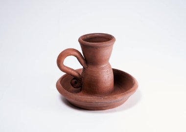 Çömlekçilik, kendi ellerinle seramik ürün, Potter tekerleğinde yapılmış, beyaz bir arka planda izole edilmiş, kilden..