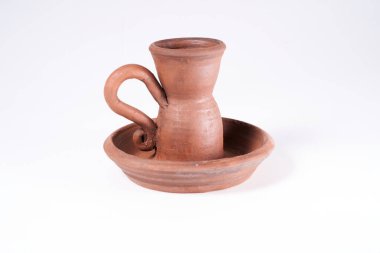 Çömlekçilik, kendi ellerinle seramik ürün, Potter tekerleğinde yapılmış, beyaz bir arka planda izole edilmiş, kilden..