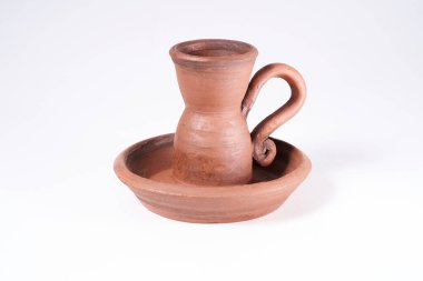 Çömlekçilik, kendi ellerinle seramik ürün, Potter tekerleğinde yapılmış, beyaz bir arka planda izole edilmiş, kilden..