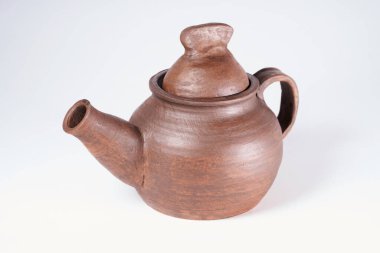 Çömlekçilik, kendi ellerinle seramik ürün, Potter tekerleğinde yapılmış, beyaz bir arka planda izole edilmiş, kilden..