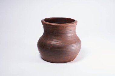 Çömlekçilik, kendi ellerinle seramik ürün, Potter tekerleğinde yapılmış, beyaz bir arka planda izole edilmiş, kilden..