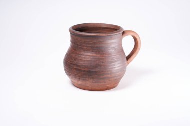 Çömlekçilik, kendi ellerinle seramik ürün, Potter tekerleğinde yapılmış, beyaz bir arka planda izole edilmiş, kilden..