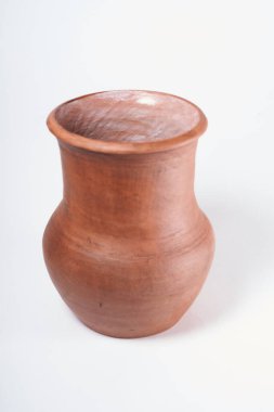 Çömlekçilik, kendi ellerinle seramik ürün, Potter tekerleğinde yapılmış, beyaz bir arka planda izole edilmiş, kilden..