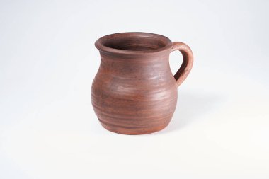 Çömlekçilik, kendi ellerinle seramik ürün, Potter tekerleğinde yapılmış, beyaz bir arka planda izole edilmiş, kilden..