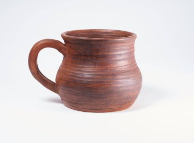 Çömlekçilik, kendi ellerinle seramik ürün, Potter tekerleğinde yapılmış, beyaz bir arka planda izole edilmiş, kilden..