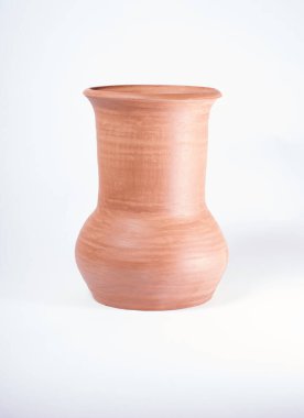 Çömlekçilik, kendi ellerinle seramik ürün, Potter tekerleğinde yapılmış, beyaz bir arka planda izole edilmiş, kilden..