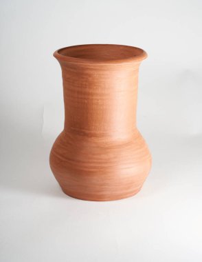 Çömlekçilik, kendi ellerinle seramik ürün, Potter tekerleğinde yapılmış, beyaz bir arka planda izole edilmiş, kilden..