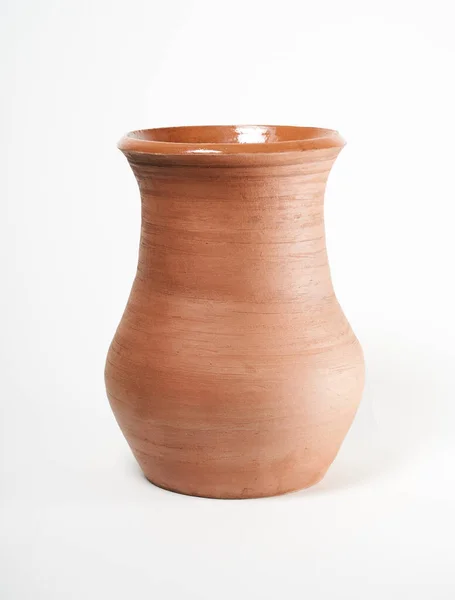 Çömlekçilik, kendi ellerinle seramik ürün, Potter tekerleğinde yapılmış, beyaz bir arka planda izole edilmiş, kilden..