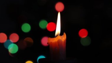 Aracın bulanık hareketi, büyük bir şehirde gece yol kenarı. Şehirde gece hayatı.