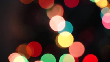 Aracın bulanık hareketi, büyük bir şehirde gece yol kenarı. Şehirde gece hayatı.