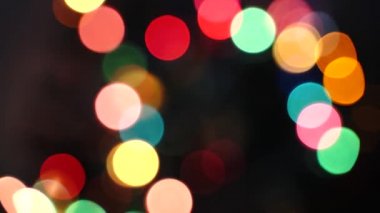 Aracın bulanık hareketi, büyük bir şehirde gece yol kenarı. Şehirde gece hayatı.