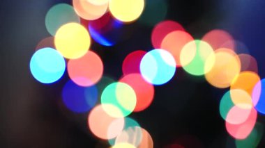 Aracın bulanık hareketi, büyük bir şehirde gece yol kenarı. Şehirde gece hayatı.